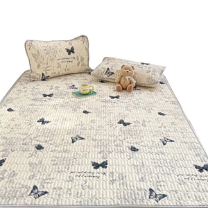 【中国からの直送】HSPM 新漫画クールシルクラテックスシングルマット 蝶プリント 3ピースマット 1.8*2.0m + 枕カバー2枚