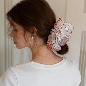 HSPM新着Xiaohongshuブロガーおすすめ花柄レースコントラストレースヘアリングフレンチニッチデザインヘアアクセサリー大腸リングヘッドバンド赤と白の花柄レースヘアリングF