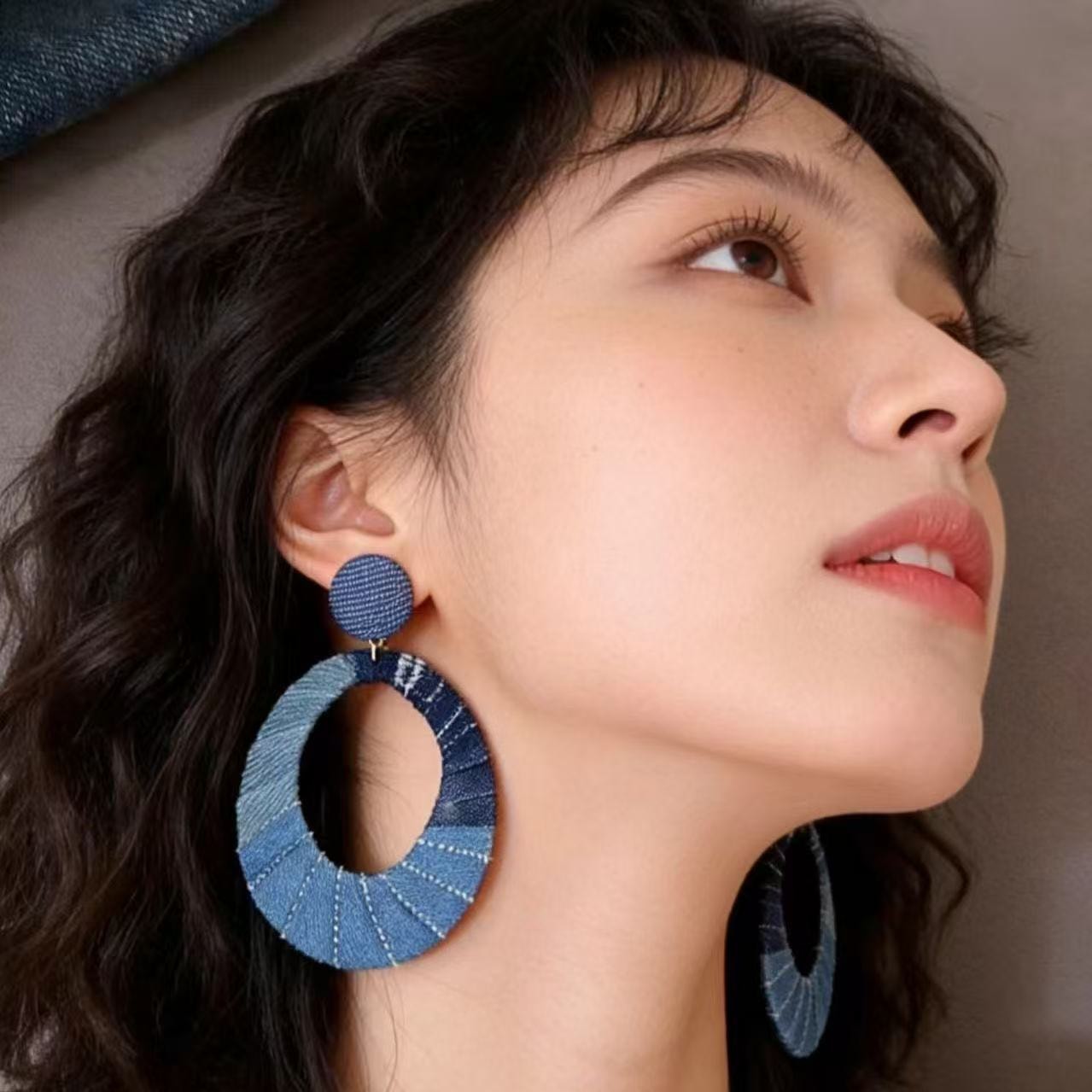 【中国直邮】  甄选好物 牛仔布艺圆形耳环女蓝色镂空复古气质百搭精致耳饰潮女个性耳坠&nbsp; 1对
