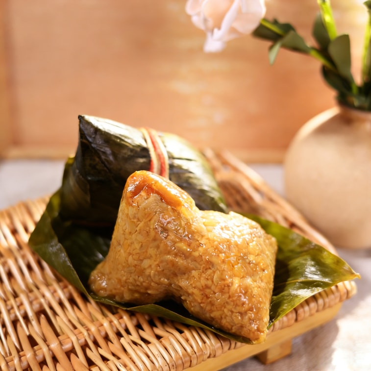 エンディアン 塩漬け卵黄と緑豆のちまき 150g×2 柔らかくてもちもちとした溶岩のようなちまき 伝統的な手作りちまき 端午の節句に最適 真空パック 全年齢対象 柔らかく、もちもちしていて、油っぽくない 端午の節句に欠かせない伝統的な味 3