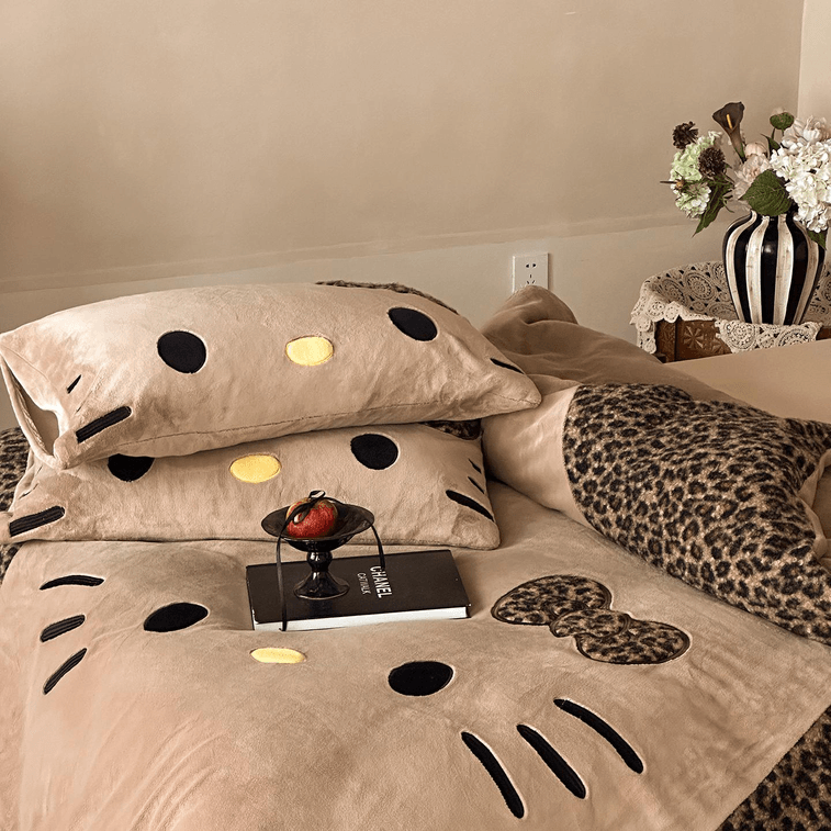 【中国直邮】 Lullabuy 野甜小猫牛奶绒床上四件套(床笠款) 床品被套枕套-Queen 3