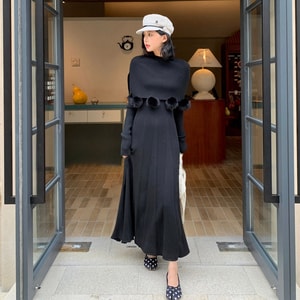 【中国直邮】 HSPM 秋冬V领针织连衣裙 套头毛球披肩 两件套 女名媛长裙 黑色M