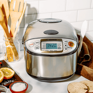 日本ZOJIRUSHI象印 全自动多功能电饭煲 安全智能预约保温电饭煲电饭锅 附蒸格 5.5杯米 1L NS-TSC10
