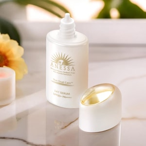 日本SHISEIDO资生堂 ANESSA安耐晒安热沙 焕光瓶丽日焕润防晒精华乳日用防晒美容液 SPF50+·PA++++ 30ml 多用养肤妆前隔离