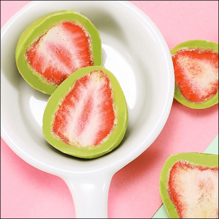 Fraise entière lyophilisée enrobée de chocolat saveur matcha 60g 5