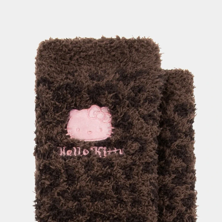 THE BEAST野獸派 家居三麗鷗毛絨堆襪 加厚保暖地板襪長筒襪 #可可豹紋+樹莓粉 2雙裝【Hello Kitty聯名限定】 4