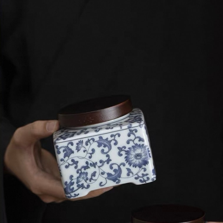 Zhao Zhao's Tea (米国) - 新しい中国風ティーギフトボックス - 青と白の磁器のチャーム - 絶妙なお土産 - 缶1つ、カップ1つ [花の香りのラプサンスーチョン紅茶 40g] 3