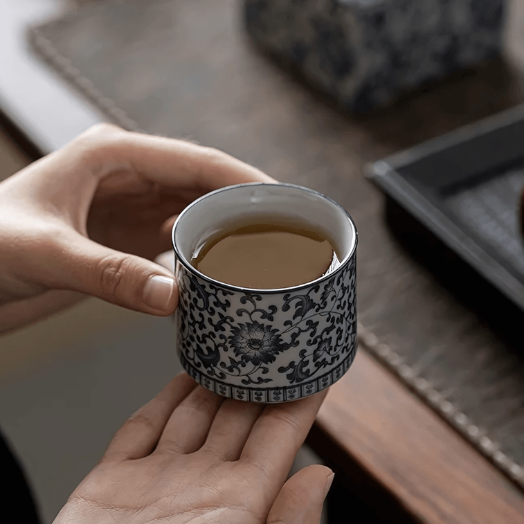 Zhao Zhao's Tea (米国) - 新しい中国風ティーギフトボックス - 青と白の磁器のチャーム - 絶妙なお土産 - 缶1つ、カップ1つ [花の香りのラプサンスーチョン紅茶 40g] 4