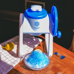 日本PEARL LIFE OUCHI DE 小型家用手動雪花冰沙刨冰機 綿綿冰機 便攜手搖挫冰機 碎冰機 親子DIY冷飲 兒童廚房玩具 帶碗 單件入 藍色