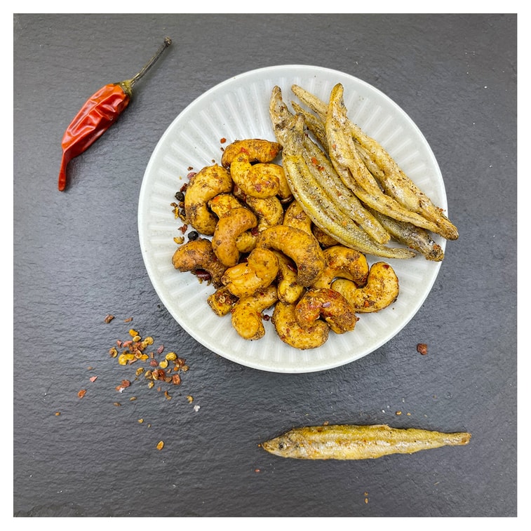 HiNUTS Dried Fish Chili Cashew 30g 3