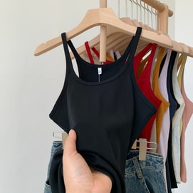 【中國直郵】 親太太 純色吊帶背心 U領細肩帶上衣 M碼 黑色