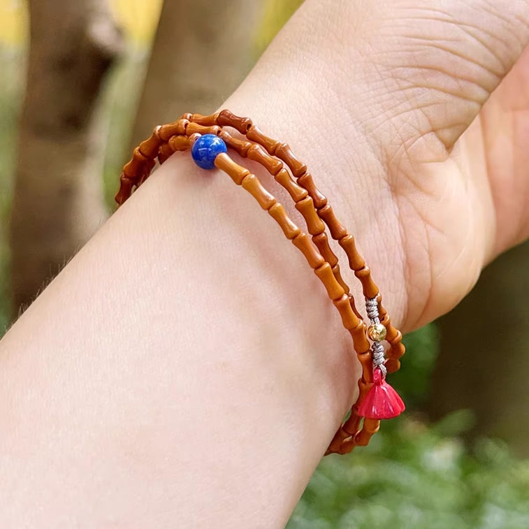 【着実に上昇中】天然オリーブの種入り竹製ブレスレット。青と赤の瑪瑙をあしらった3連マルチジェムストーンブレスレット。モダンな中国風の文化的で芸術的なアクセサリーです。このブレスレットは何度でも着用でき、アレンジも楽しめます。ギフトにも、ご自身用にも最適です。 4