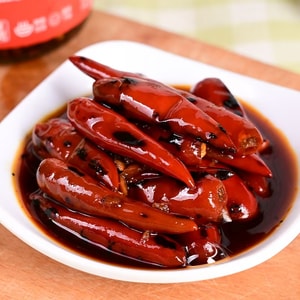 滇嫂 【年货必备】 火烧泡辣椒,德宏辣椒先烤后泡。焦香打底,酸辣鲜明;口感爽脆多汁。适合用于为烧菜、拌面、蘸水增添独特的酸香与复合味,解腻提鲜。240g
