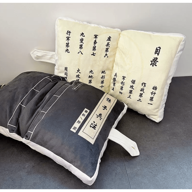 豬寶貝 孫子兵法 靠墊玩偶 (送凍魚玩偶) 25*35cm【狂飆粉必入款】【品高啟強人生】 3