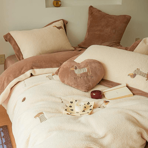 【中國直郵】Lullabuy 綿語雲柔 牛奶絨毛巾繡床上四件套床上用品(床單*1+被套*1+枕頭套*2)時髦臘腸-King Size