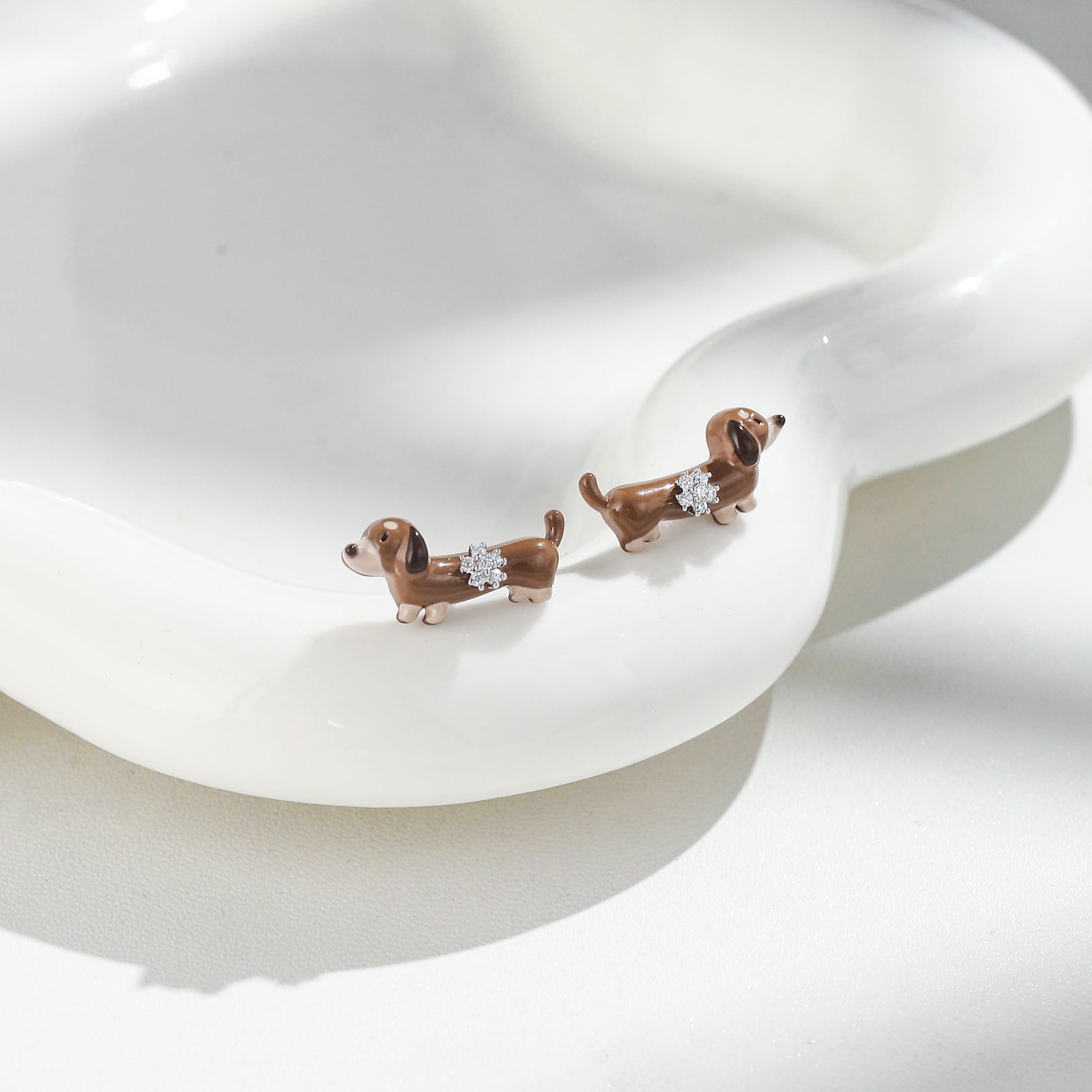Fancy Jasmine 韓版可愛咖色臘腸狗趴耳尖耳環 925銀針 時尚高級氣質耳環 軟萌治癒系 1對