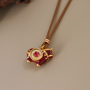 【中国直送】HSPMオリジナル 中国風 レッドオイルドロップポニーセーターチェーン 豪華で多用途 十二支のロングネックレス 回転ジルコニア付き ワンピース