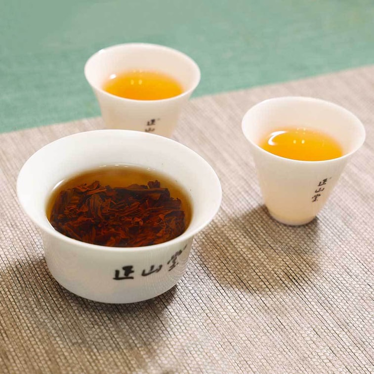 武夷山・銅姥峠産の高級紅茶、正山堂水辣香紅茶。水底から湧き上がる香りと、ほのかなライチの香りが絶妙に調和しています。ご自宅でのお楽しみにも、贈り物にも最適です。クラシックな缶入り、50g入り。 3