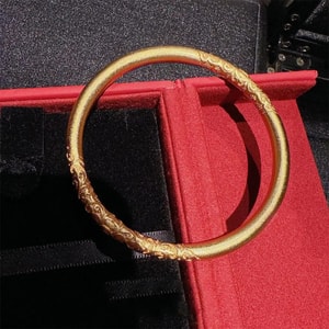 【中國直郵】 HSPM 新中式復古古法金色鏨雕鳶尾花素圈手鐲 60碼 1隻