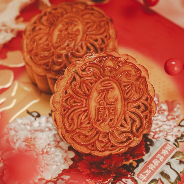 Egg Yolk Lotus Seed Paste Mooncake 4 Pieces 21.16 oz【Mid-Autumn Festival Gift Box】 - Image 4