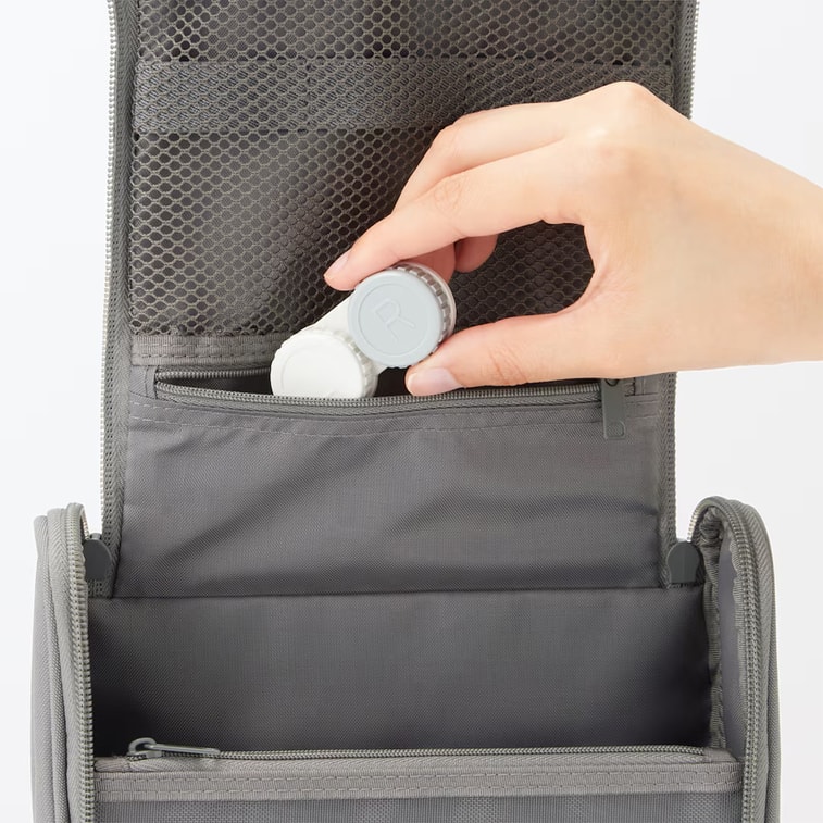 【日本直送】無印良品（MUJI）ポリエステル繊維製吊り下げ式洗顔ケース／化粧ポーチ、旅行用携帯トイレタリーバッグ、グレー、1個 3