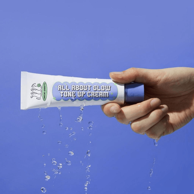 [한국 직배송] 체이신래빗츠 페이스 & 바디 톤업 크림 (비건) 50ml. 즉각적으로 시원하고 화사한 피부톤을 연출해 줍니다. 인위적인 백탁이 아닌 자연스러운 피부 표현이 가능합니다. 메이크업 리무버가 필요 없으며, 방수 및 번짐 방지 효과로 오래 지속됩니다. 자연스러운 피부톤 개선과 항산화 효과까지 선사합니다. 4