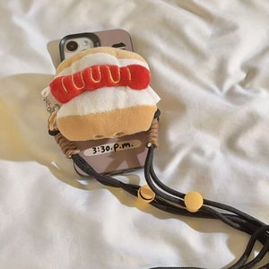 HSPM 全新可愛創意公仔手機背夾斜跨加長繩通用手機殼diy手工編織創意玩偶 香腸包公仔背夾+深棕色長繩 F