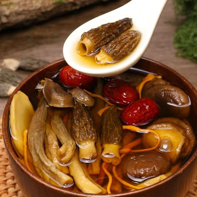 生二（モリーユ茸6％添加）、椎茸、ナツメ、その他のきのこスープの具材、50g。 5