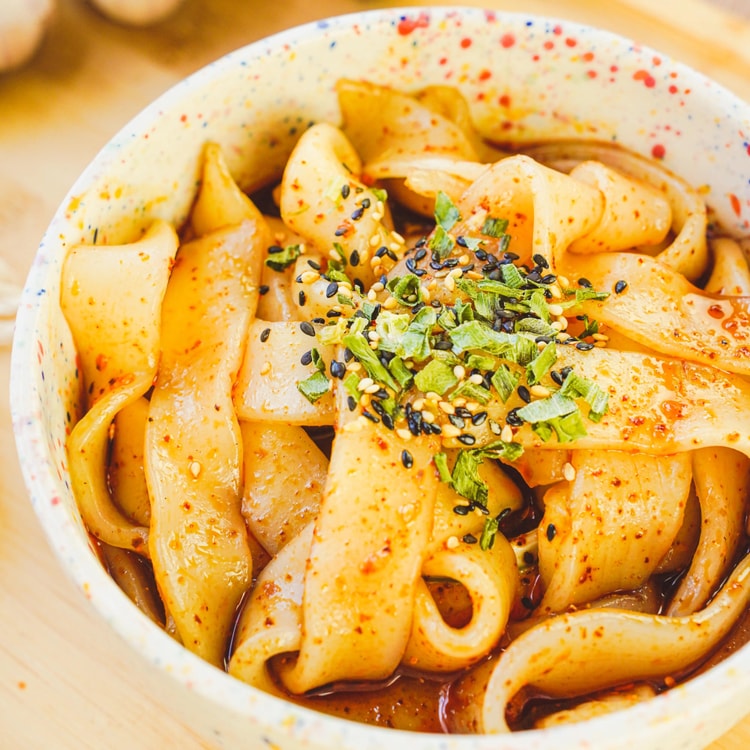 TianXiaoHua Spicy Red Chili Oil Wide Noodles, 9.55 oz - Yami.com