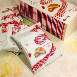 KYOMADOKA Butter Waffle Strawberry Flavor 4.93 oz【Dessert Gift Box】