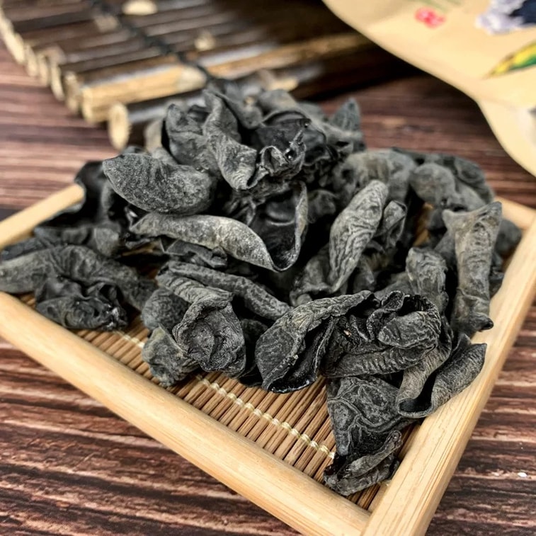東北山珍 キクラゲ 250g【柔らかい食感、シャキシャキ食感ではありません。品質は普通です】黒キクラゲ 秋キクラゲ 地キクラゲ 乾燥キクラゲ 天然白霜 無添加 肥厚でシャキシャキ【螺蛳粉に加えるソウルメイト】低カロリー調理スナック代替食 火鍋食材 煮込みスープ 和え物 鍋物 螺蛳粉おすすめ追加 低カロリー減脂和え物 4