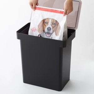 야마자키 홈 롤링 밀폐형 애완동물 사료 용기 (25파운드) 블랙 1개