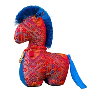 [中国から直送] HSPM トレンディな花柄生地の馬人形 ぬいぐるみの馬のおもちゃ 民俗干支馬人形 ギフト 赤い縁起の良い生地の馬 15cm 1個