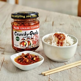 Umami Topping Crunchy Garlic with Chili Oil , Mild Flavor, 3.88 oz 【For Chicken, Sushi, Pasta, Salad, Noodles, Tofu】