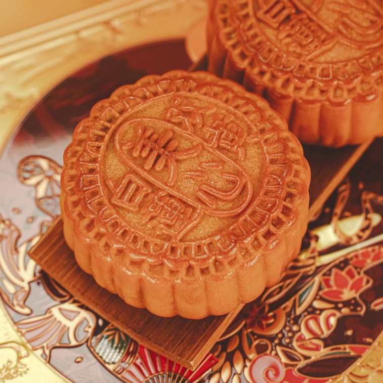 Hong Kong White Lotus Seed Paste Mooncake Gift Box - Double Egg Yolks, 4 Pieces, 26oz,Short Shelf Life 8
