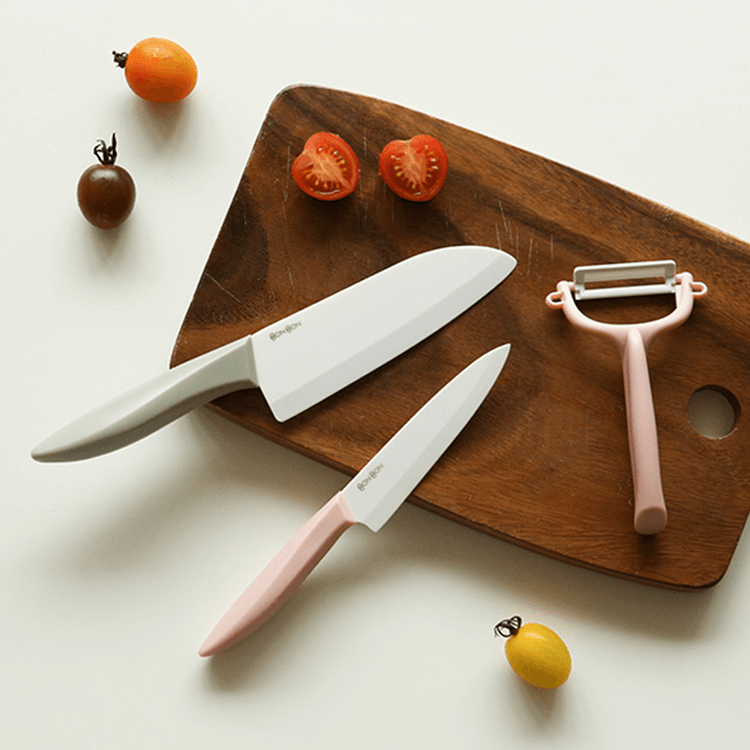 2 Kyocera ceramic knives 11 & 14cm + peeler + board