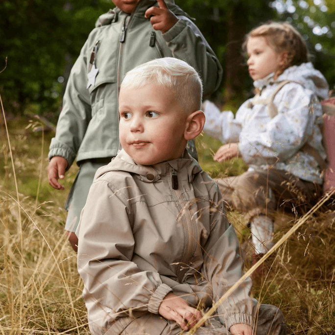 덴마크 MINI A TURE 어린이용 MATERLY+MATADVENTURE 테크 스프링 재킷+바지 세트 - 듄 컬러, 4세