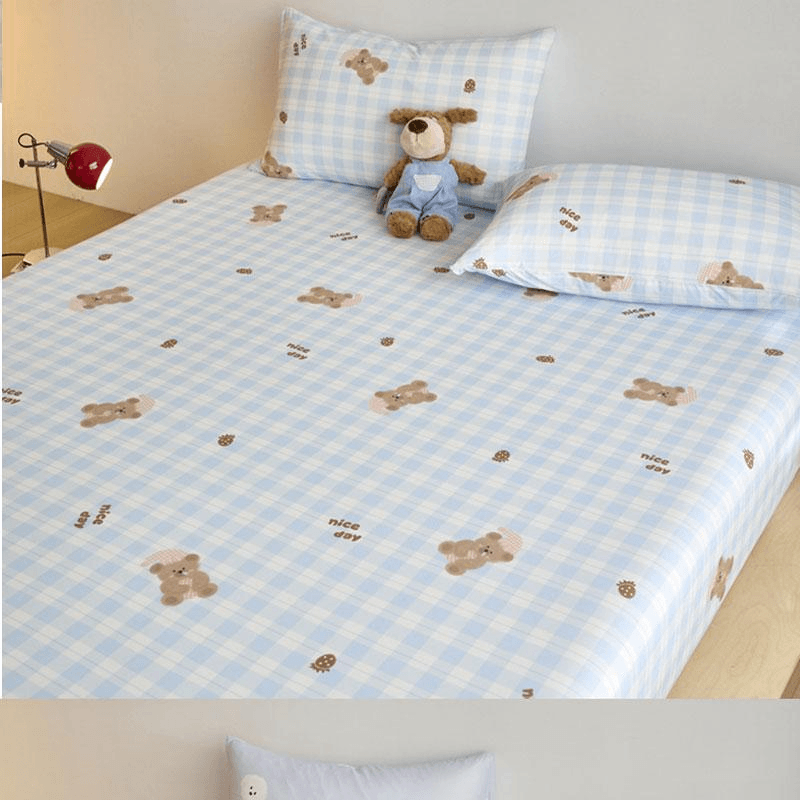 Lullabuy 萌趣夏日卡通凉感床笠(床笠*1+枕套*2) 夏季床品冰凉舒肤 格子熊仔 蓝-Queen Size