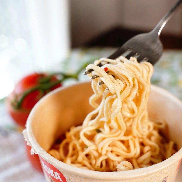 新加坡KOKA 多谷物杯面 杂粮方便面拉面 香辣番茄味 65g【非油炸低卡燕麦面条】 3