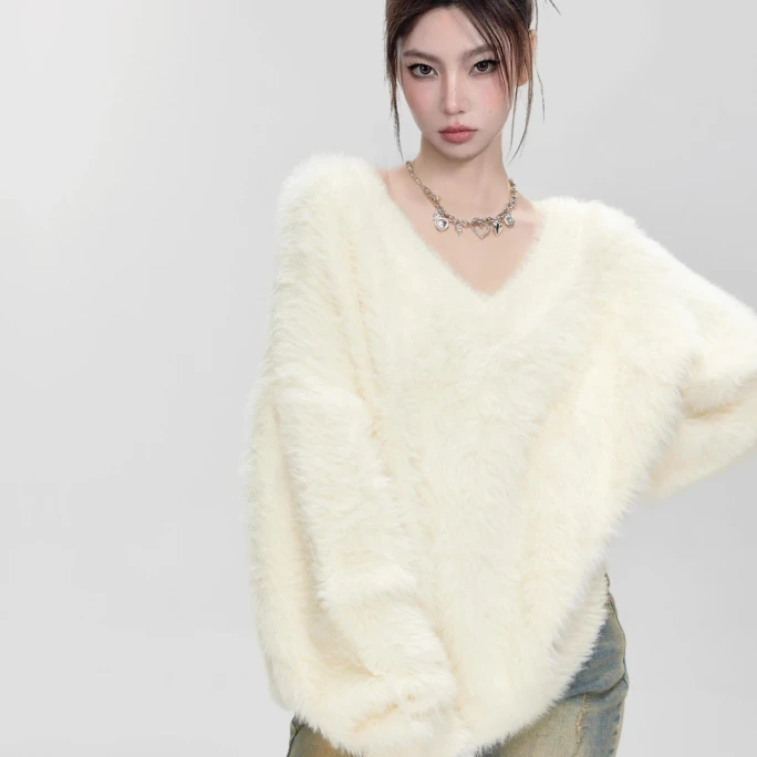 Cream Mink-Vibe V-Neck Sweater Size S – Plush & Soft, Relaxed Fit. Warm & Versatile. Pairs With Jeans Or Skirts. Perfect For Students & Commuters. Premium Quality.