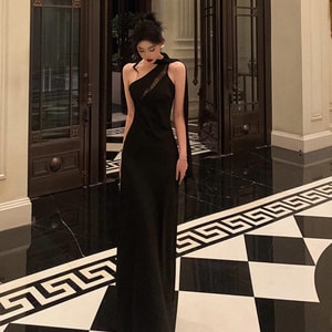 【中国直邮】 HSPM 斜肩飘带连衣裙女新款法式小众设计蕾丝缎面长裙礼服裙 黑色S