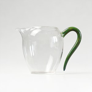 小师姐评茶 【美国现货秒发】玻璃公道杯 晶彩绿柄 超轻材质手工打造 高硼硅耐热防烫 断水利落 品质保证 功夫茶必备分茶器 健康环保材质 280ml