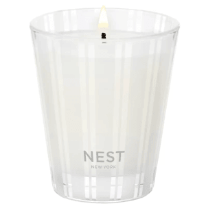 Nest New York インディアン ジャスミン センテッド キャンドル、クラシック サイズ、8.1 オンス — 香りが長持ちする贅沢なホームフレグランスで、心地よくリラックスできるアロマセラピー体験を提供します。