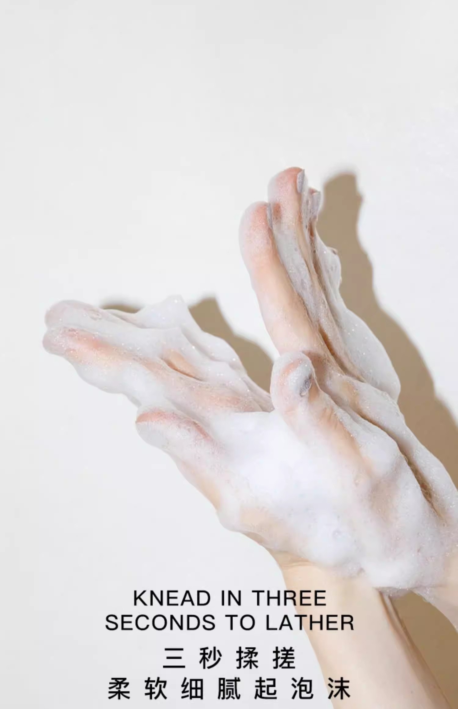 【中国直邮】 CLINSIS 特调茶花少女香氛香水沐浴露 温和去角质持久留香果酸 琥珀乌木 350ml/瓶