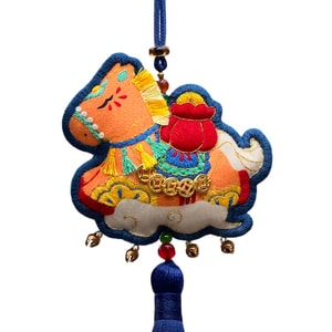 【中国直邮】 万比邻精选 万比邻布丁马年布艺刺绣手工DIY平安车挂饰立体福骏迎祥35*8.5cm*1件