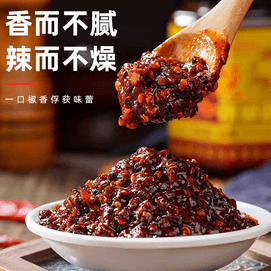 滇嫂 火烧辣椒酱,德宏辣椒明火烤制。风味焦香,口感醇厚有颗粒,油润不燥。烟火气足,适合为烧烤蘸料、拌主食酱、火锅油碟注入扎实的炭火香气。240g