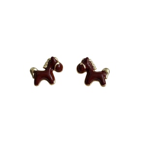 In the Year of the Horse 2026, this is the zodiac year of the Horse. A pair of red glazed ear studs on Xiaohongshu, featuring a unique design and a high-end feel, are exquisite and compact