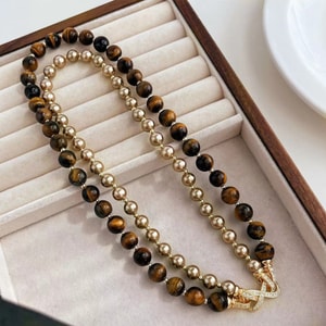 【中国直送】HSPM ラグジュアリー レイヤード 鎖骨ネックレス 8の字型留め具付き、二重レイヤー タイガーアイとパールネックレス、1個