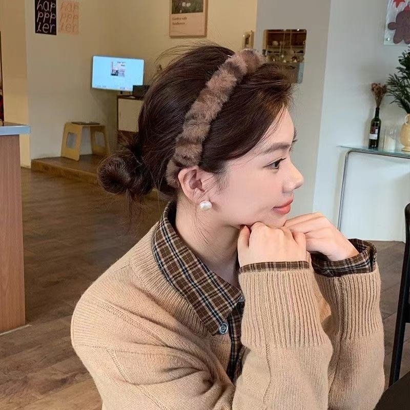One Korean-style trendy leopard print hairband and hair clip in coffee color