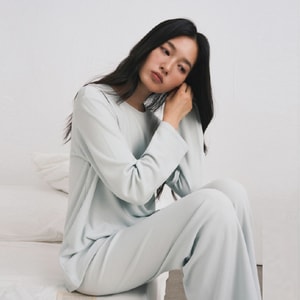 Autumn and winter seaweed fiber home clothes for women, anti mite and moisturizing double-sided frosted pajamas, with a split design that is simple and can be worn externally. Blue L